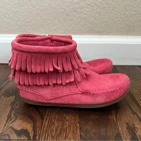 Minnetonka Girls Moccasin Fringe Pink Ankle Leather Boots Side Zip Size 13 - Picture 1 of 16
